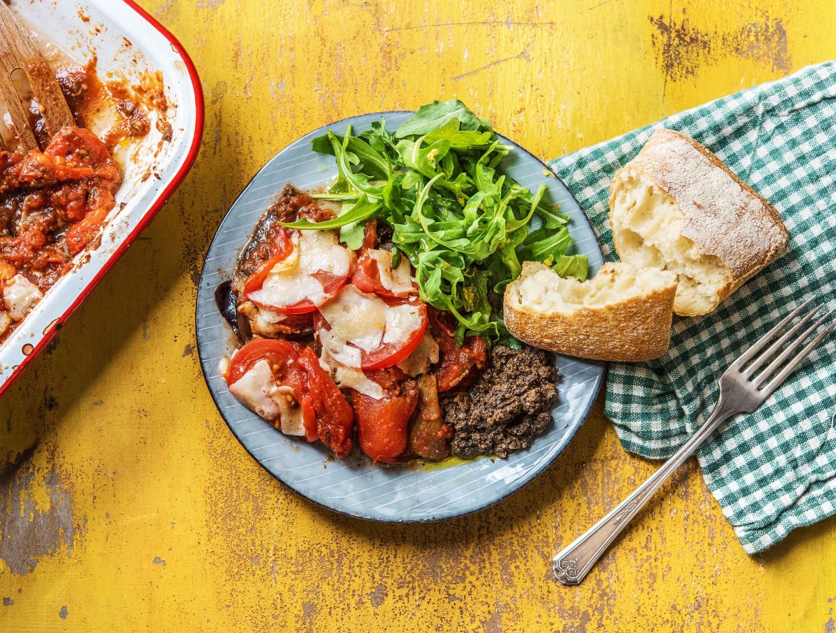 Rijke aubergine-tomaatschotel uit de oven met zwarte olijventapenade