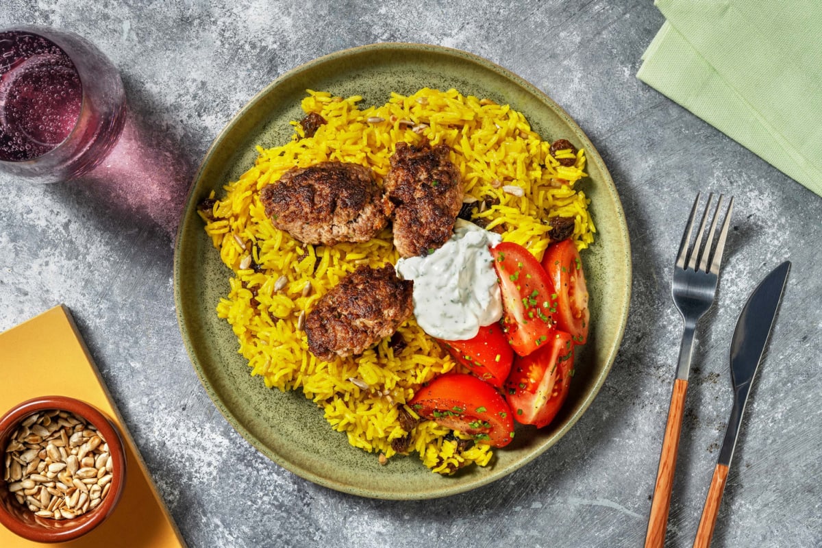Rindfleischköfte auf goldenem Sultaninen-Reis Rezept | HelloFresh