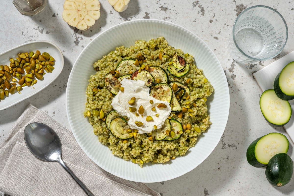 Groene spinazierisotto van parelgerst met gegrilde courgette