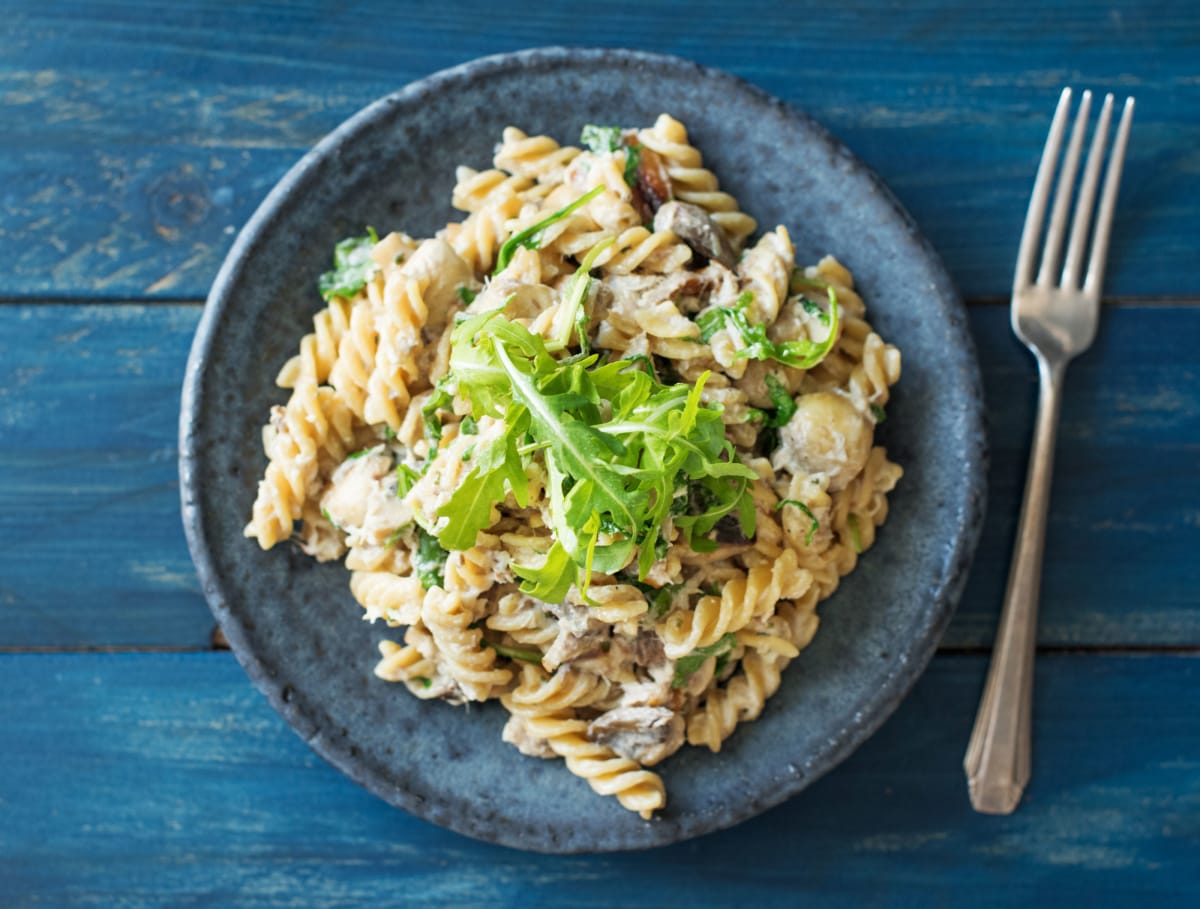 Romige fusilli met warmgerookte makreel, champignons en rucola