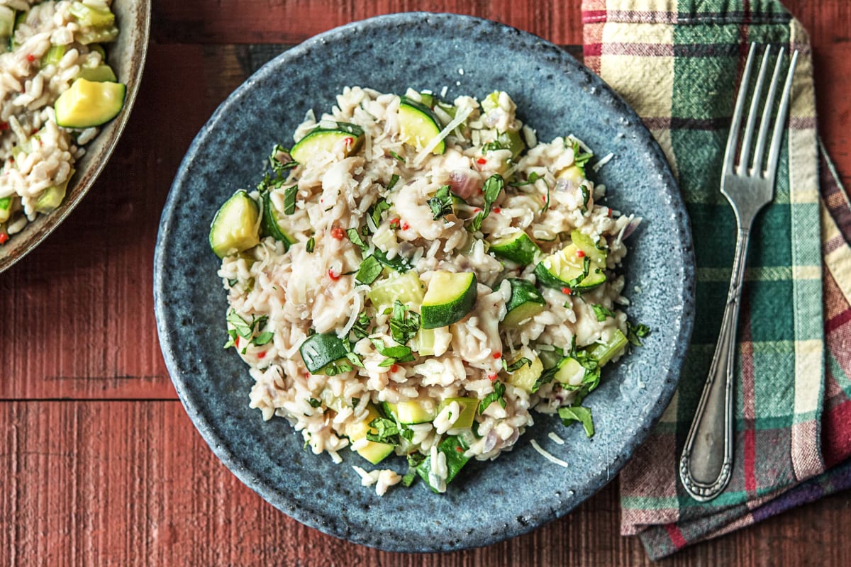 Romige risotto met courgette, bleekselderij, mozzarella en verse basilicum