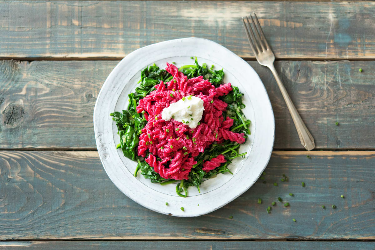 Rosarote Pasta mit Pesto trifft Ziegenkäse