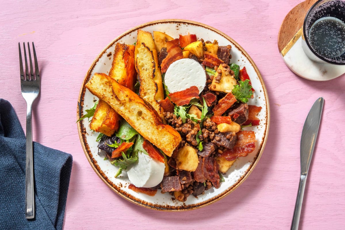 Rote Beete-Salat mit Ziegenkäsetalern und Bacon