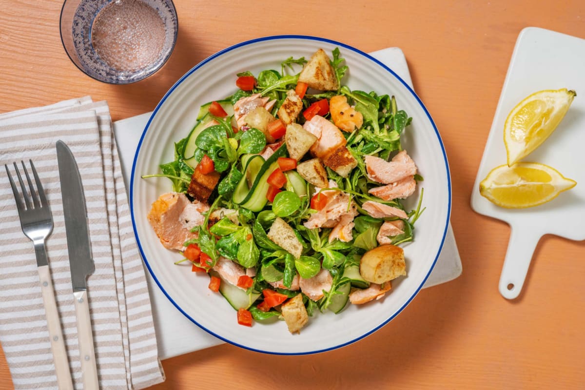 Salade aux miettes de saumon fumé à chaud