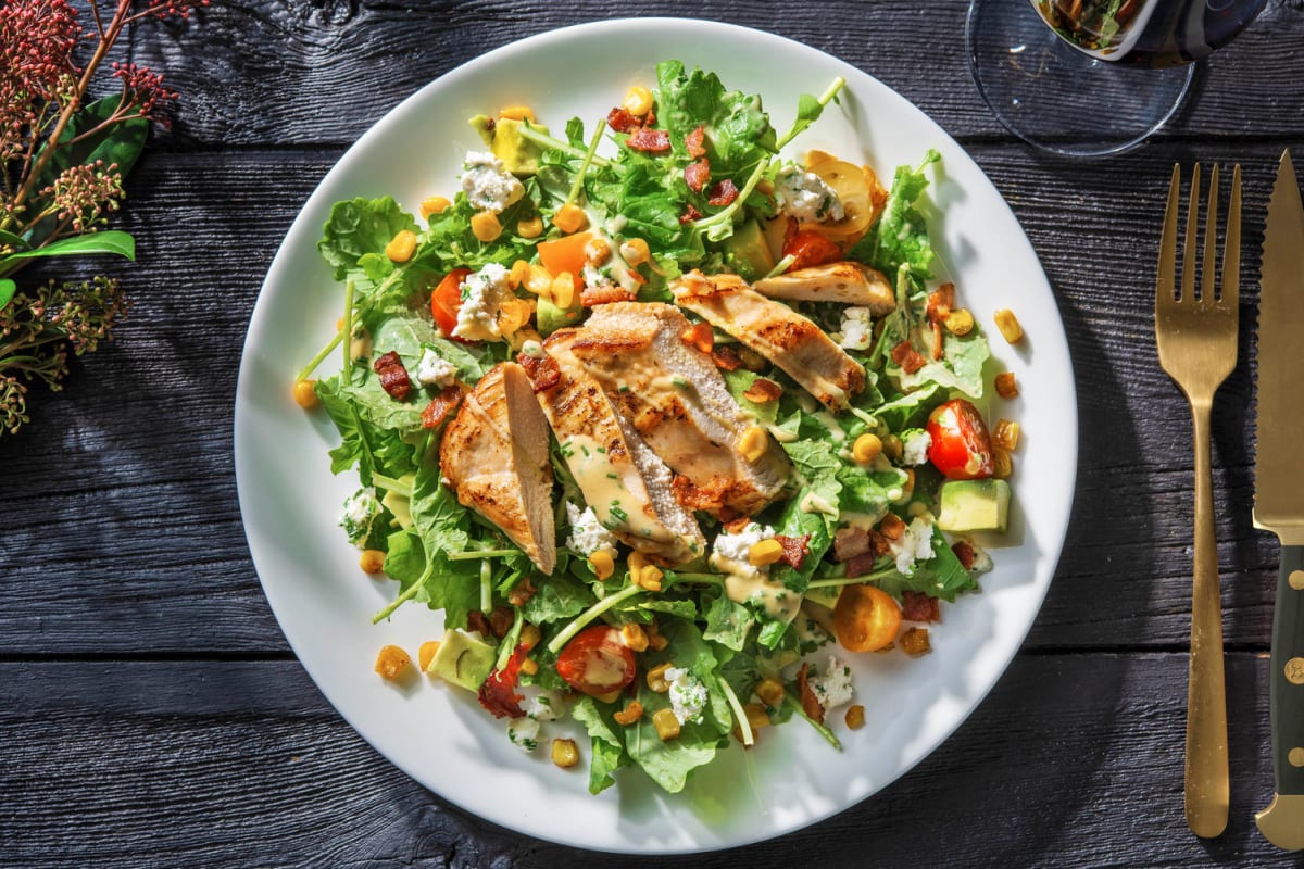 Salade Cobb au poulet et au bacon sur bébé chou frisé