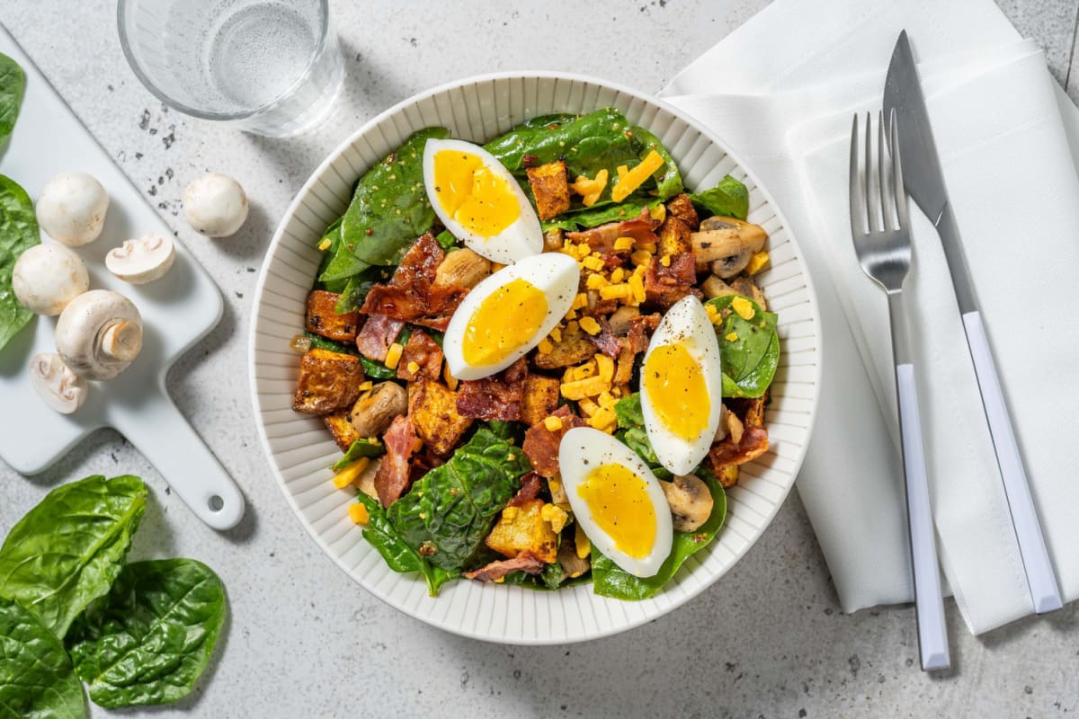 Salade de bacon, de poulet d’œufs et d’épinards