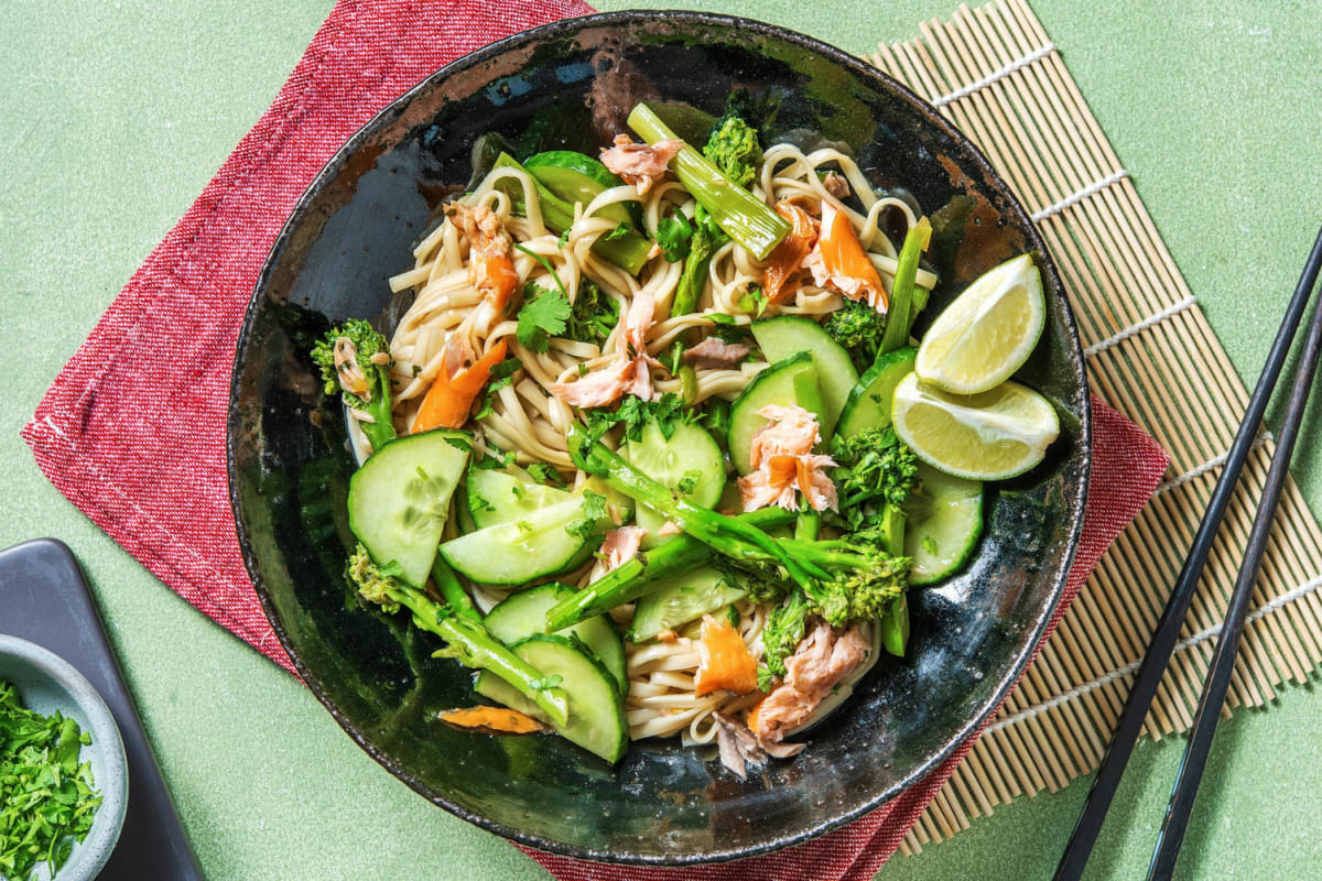 Salade de nouilles asiatiques au saumon fumé chaud