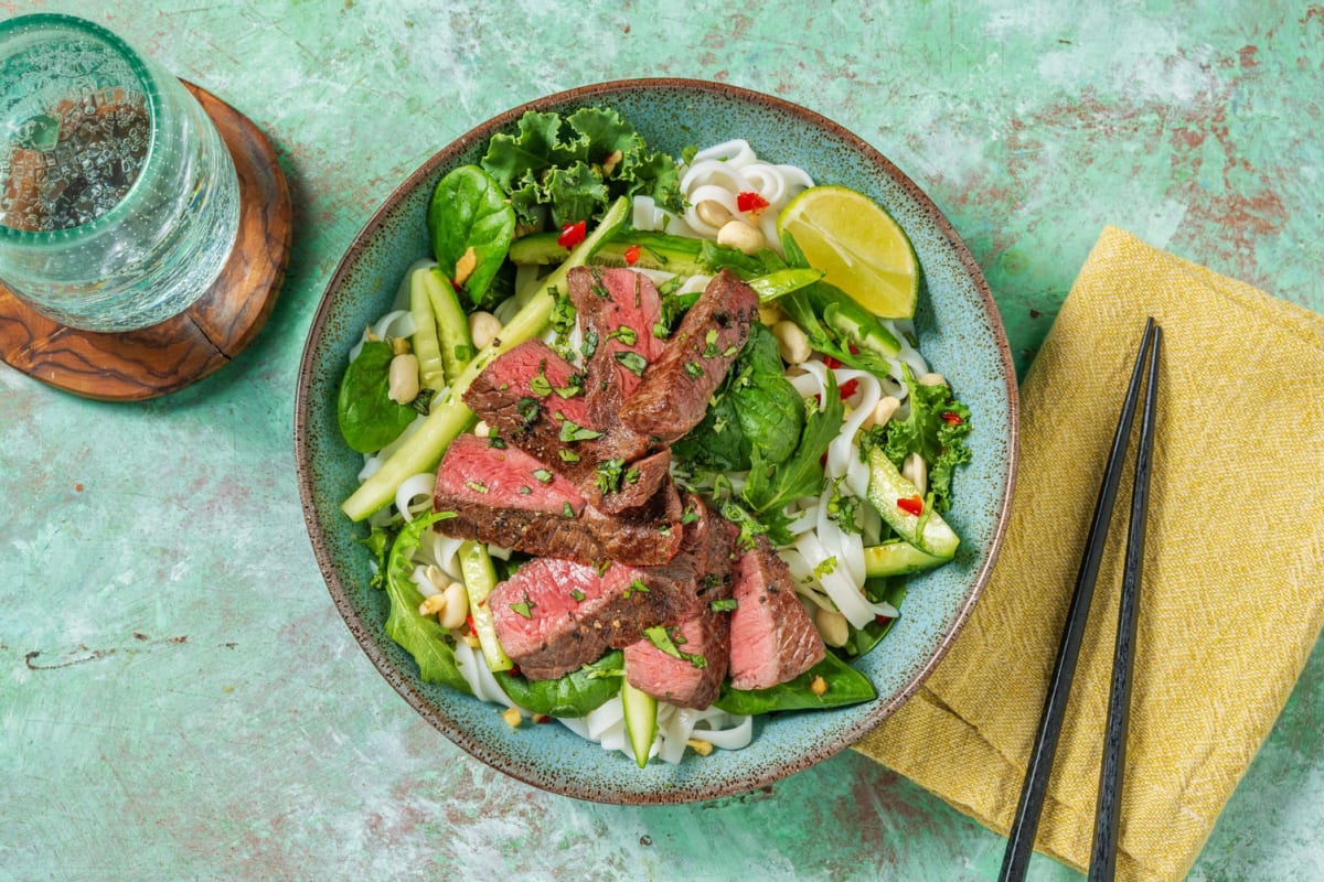 Salade de nouilles et steak à l'asiatique