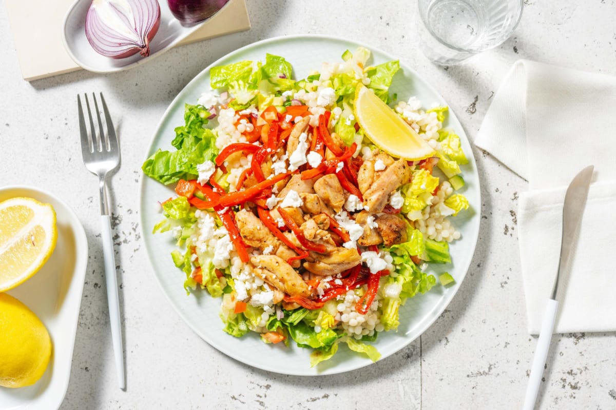 Griekse salade met kippendij en parelcouscous