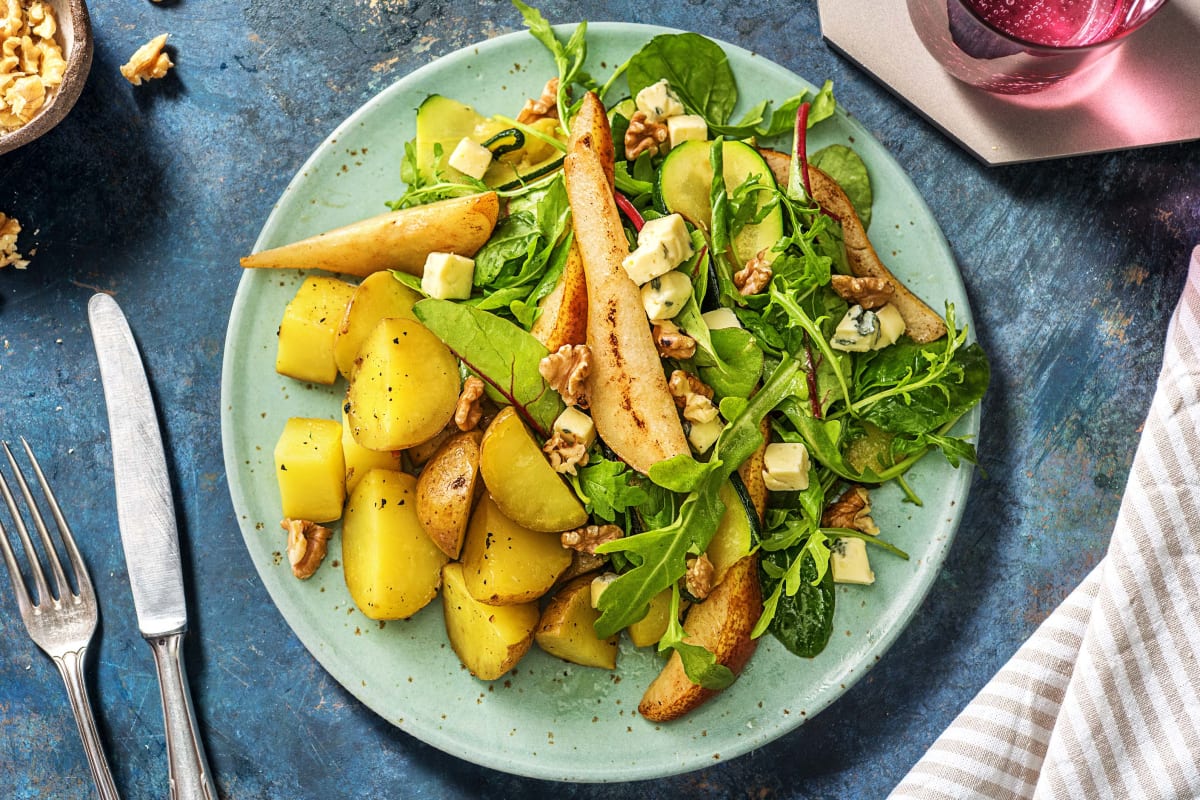 Salade met peer, pittige blauwe kaas en walnoot