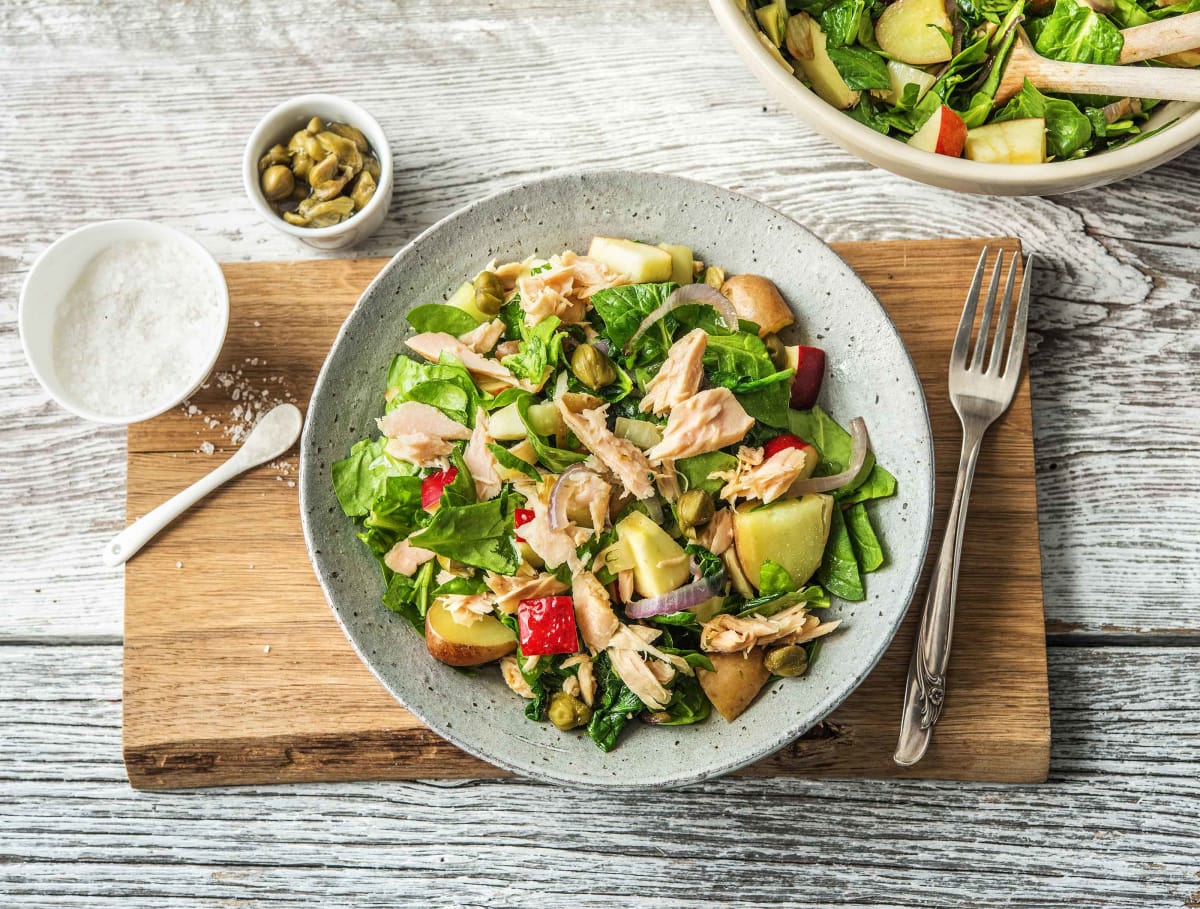 Salade van tonijn en cherrypotatoes met kappertjes, appel en gebakken groenten