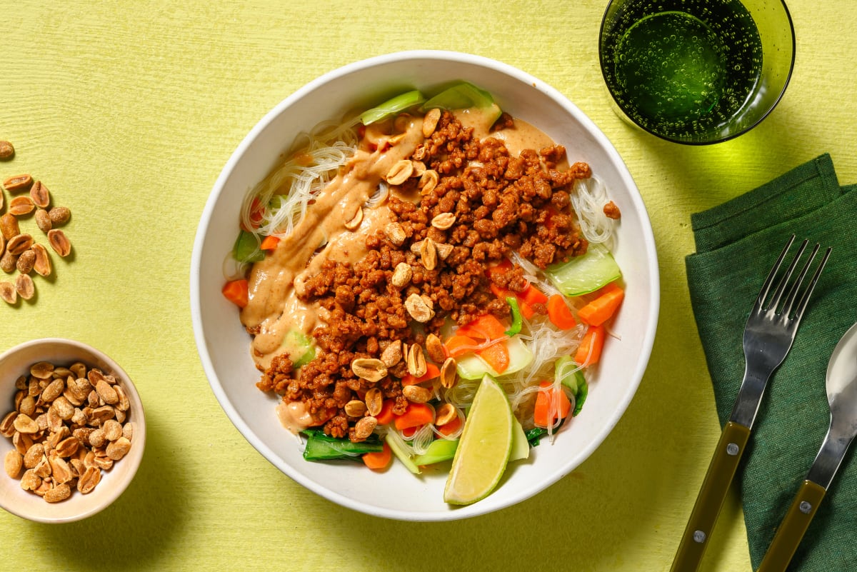 Satay-Tofu-Hack auf Glasnudelsalat mit Pak Choi