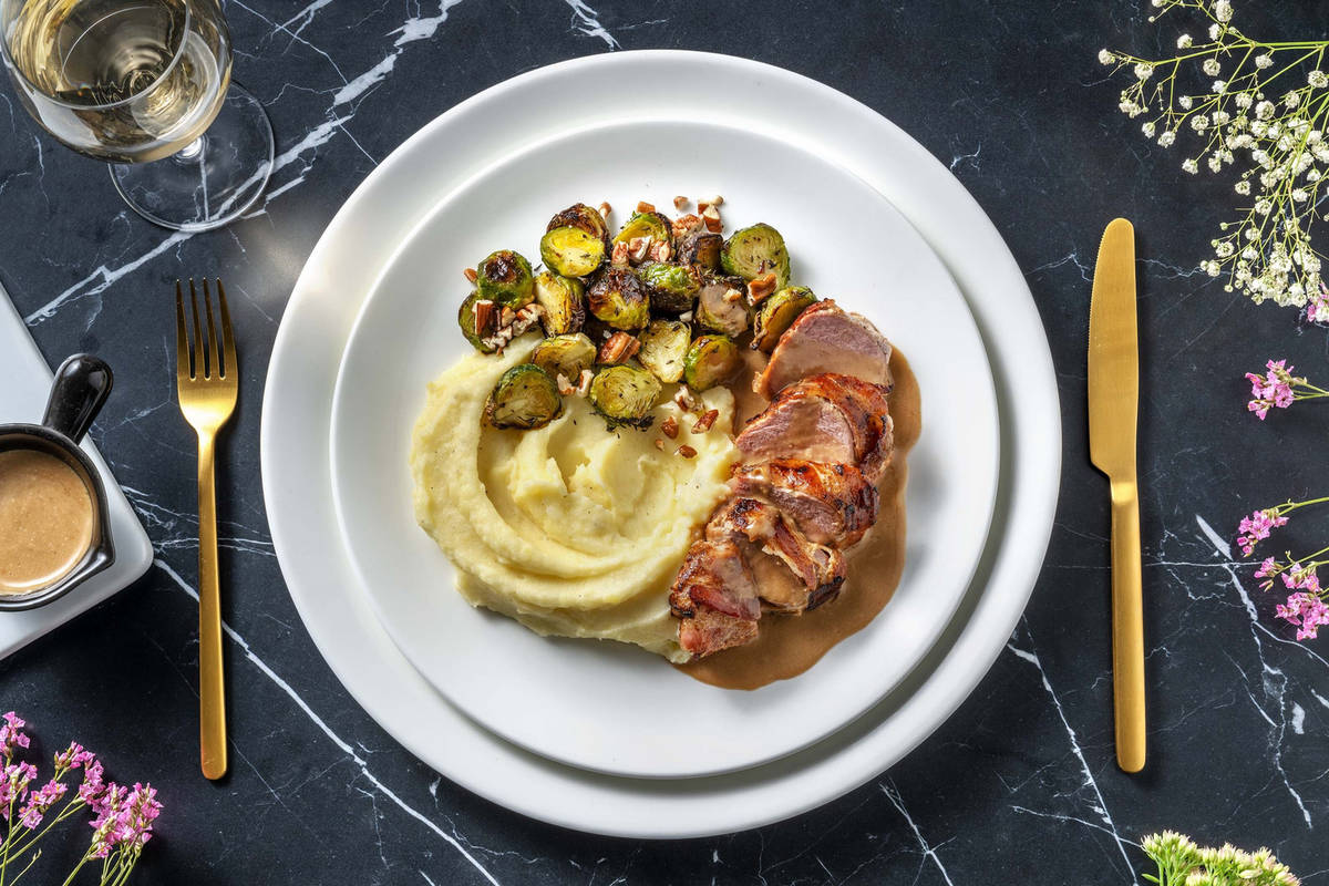 Schweinefilet im Speckmantel mit Balsamicosauce Rezept | HelloFresh Schweinefilet im Speckmantel mit Balsamicosauce Rezept | HelloFresh