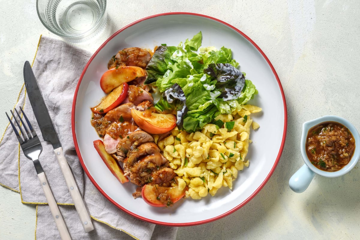 Schweinsnierstück mit Knöpfle und Zwiebelsauce Rezept | HelloFresh