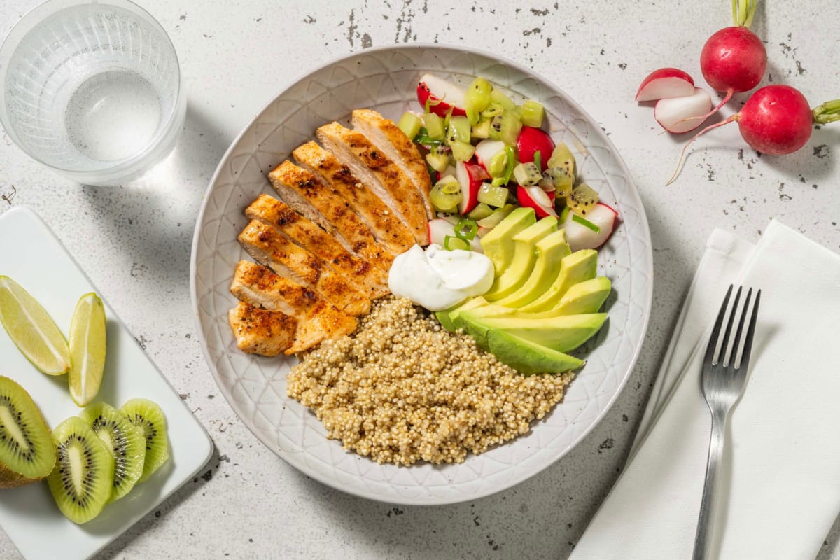 Smoky Chicken Avocado Bowl auf Quinoa