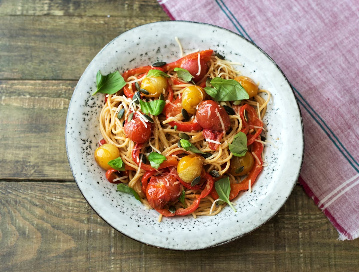 Spaghetti integrale met tomaat, gruyère en pompoenpitten