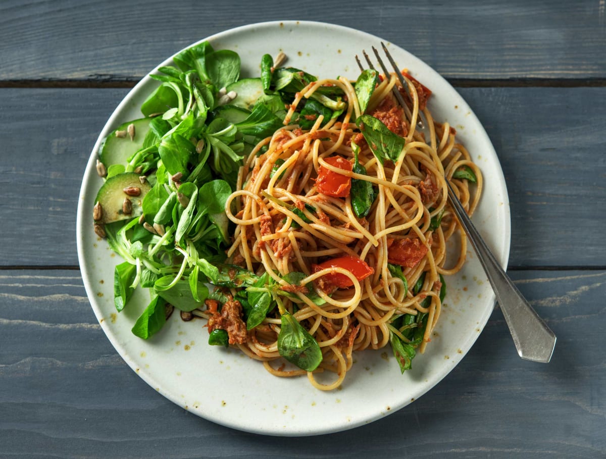 Spaghetti met tonijn, tomatensaus en frisse salade