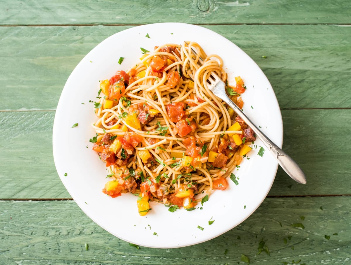 Spaghetti met verse tomatensaus, salamiblokjes en peterselie
