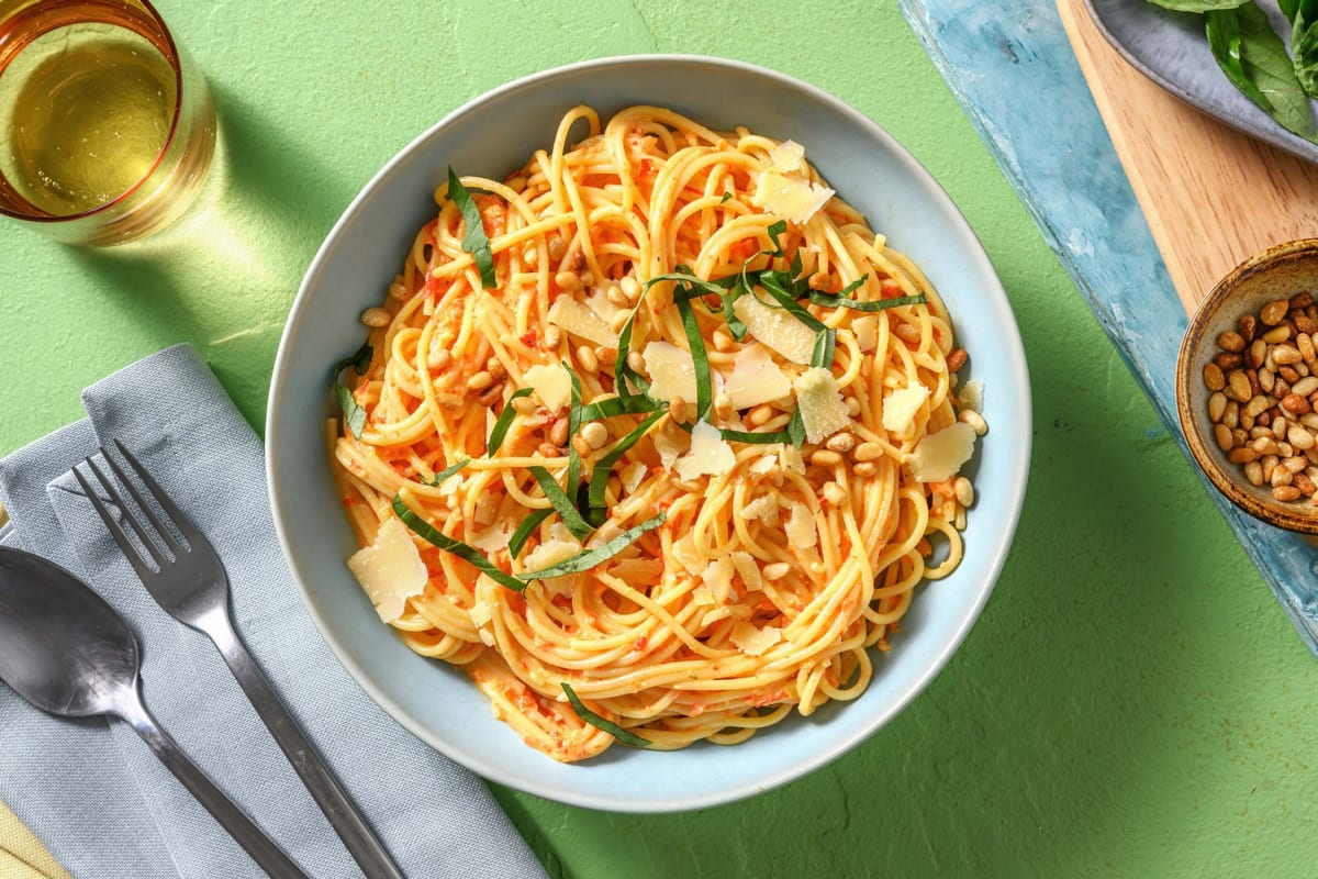Spaghetti mit Peperonicremesauce & Pinienkernen