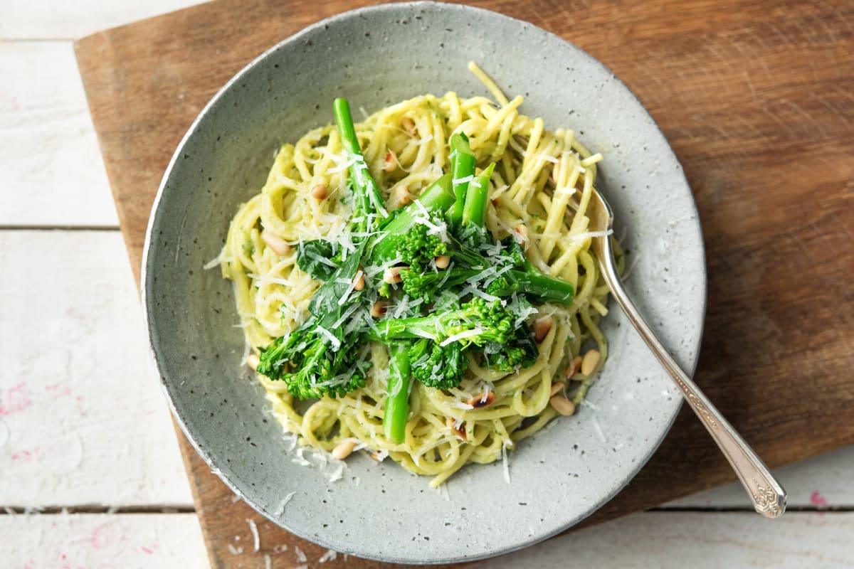Spaghetti mit supercremigem Basilikum-Pinienkern-Pesto Rezept | HelloFresh