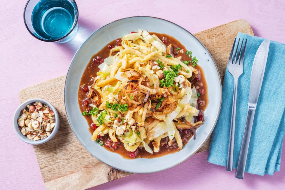 Spätzle mit Spitzkohl, Röstzwiebeln & Bratensoße