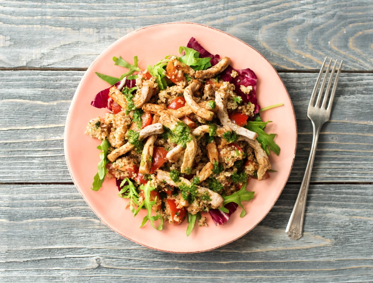 Tabouleh met varkenshaasreepjes, rucola en kruidendressing