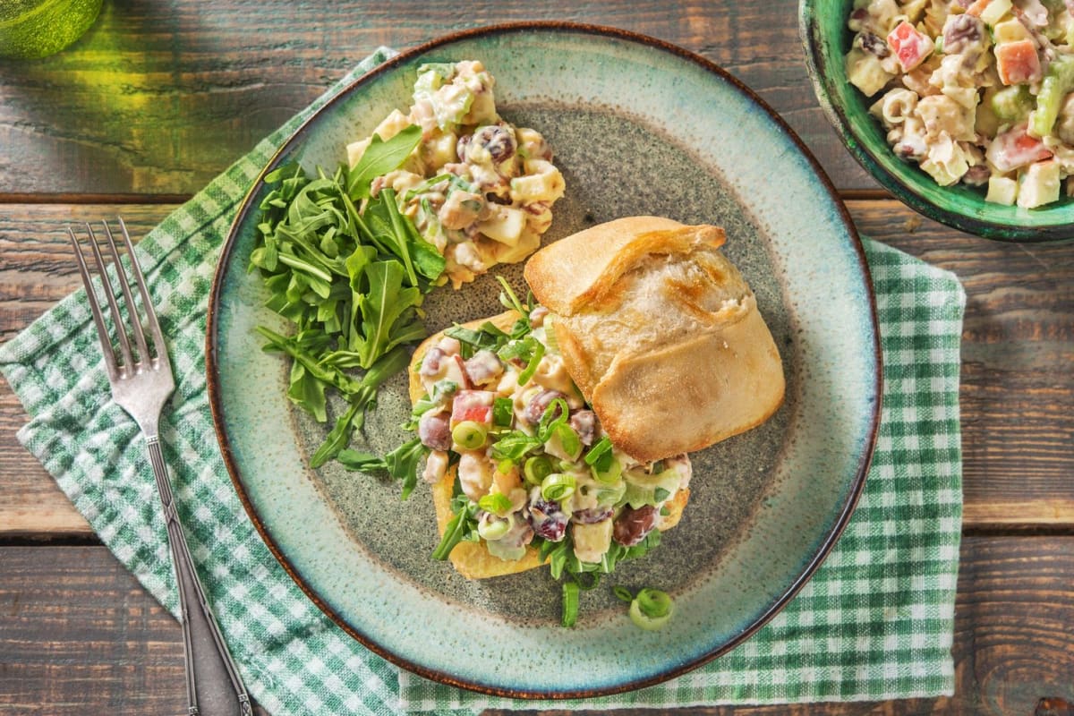 Tartines à la salade de haricots au cari