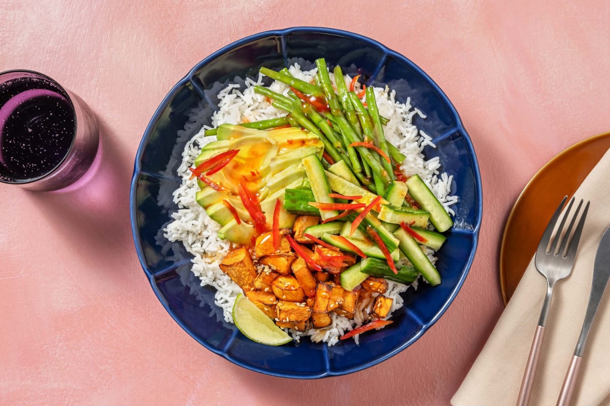 Vegane Bowl mit Sesam-Süsskartoffel & Avocado