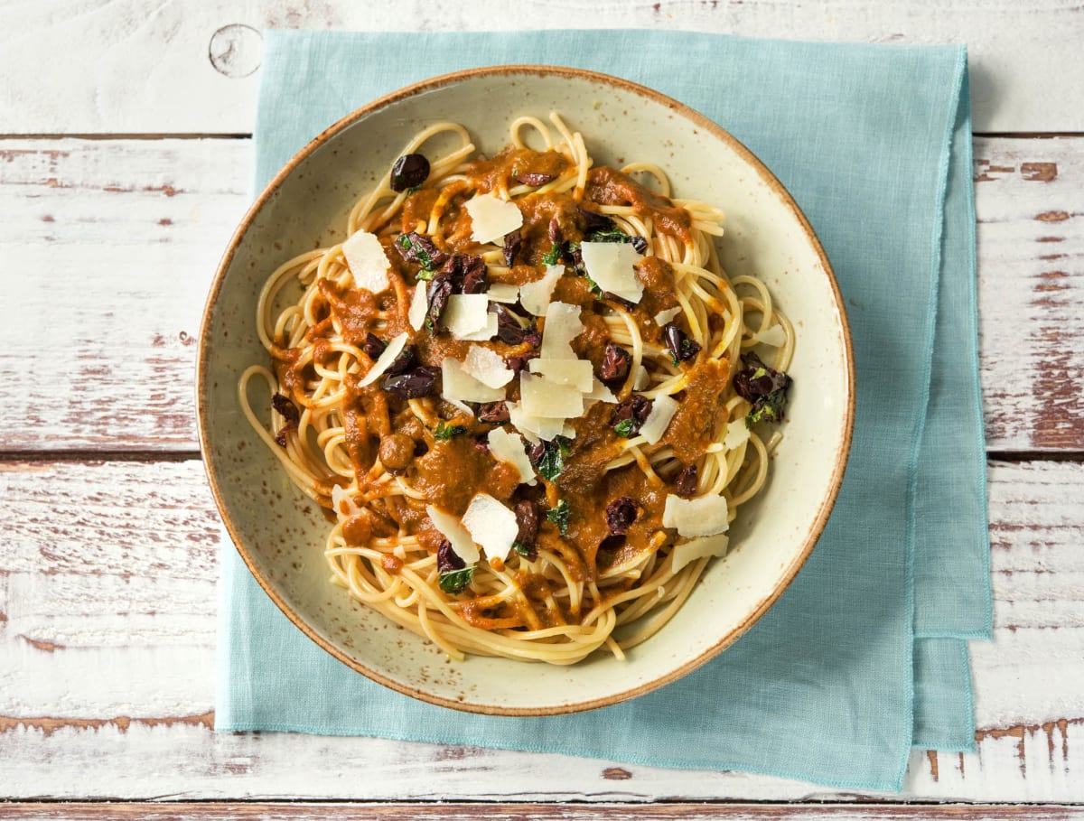 Spaghetti met een spinazie-tomatensaus en olijven