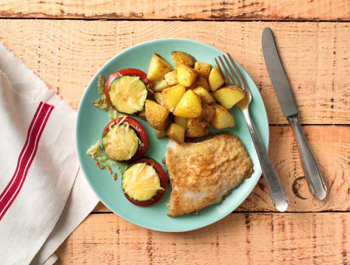 Visschnitzel met groentetorentjes en gebakken aardappelen