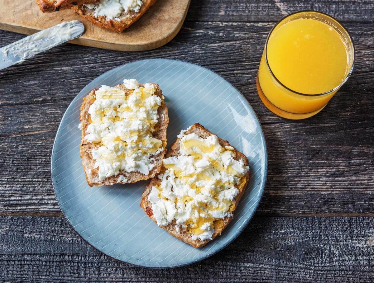 Walnootbrood met geitenkaas en honing