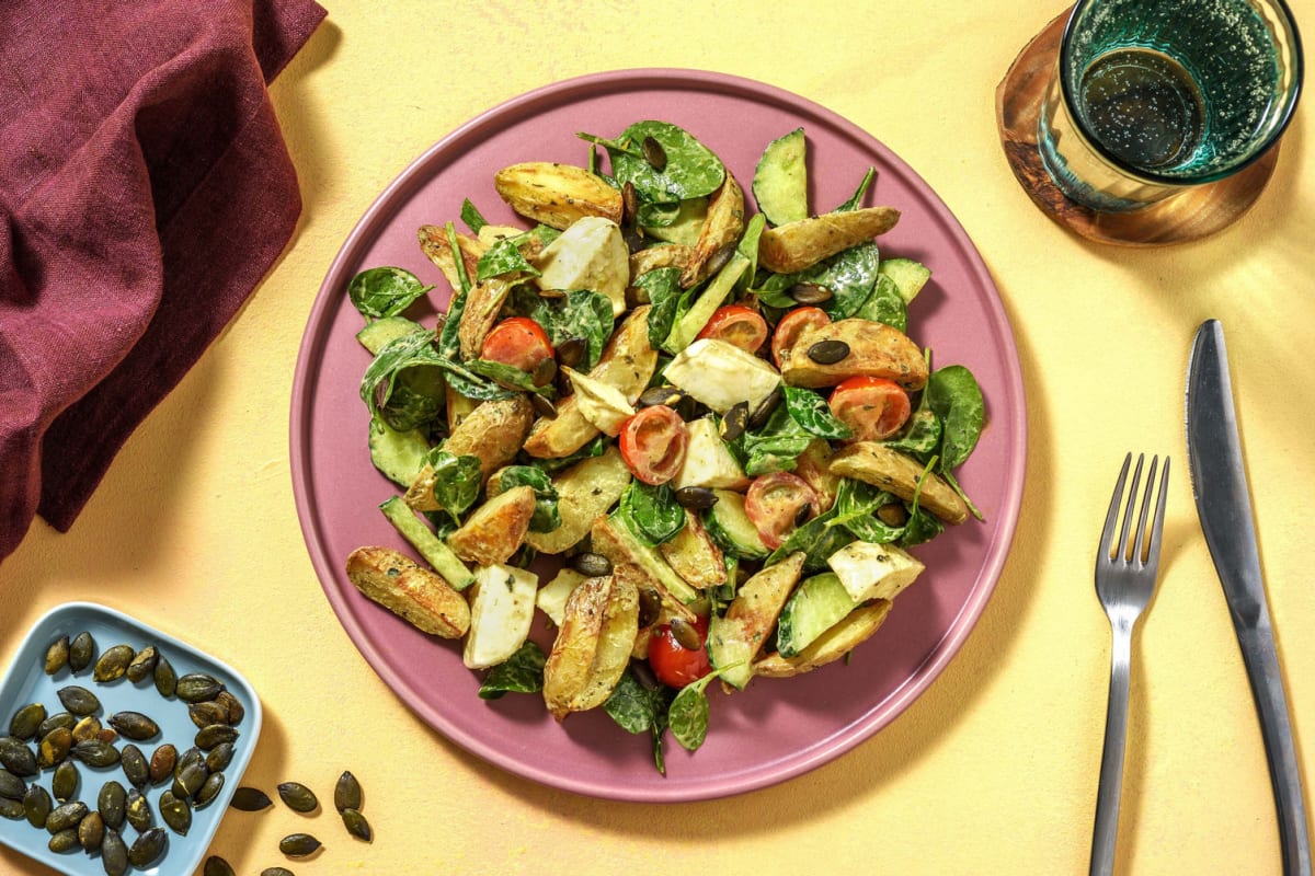 Warmer Kartoffelsalat mit Mozzarella und Kürbiskernöl dazu Babyspinat, Kirschtomaten und Kürbiskerne