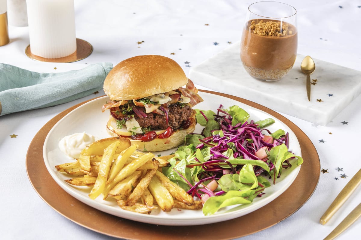 Burger de sanglier sauvage, frites et salade de pommes et chou rouge