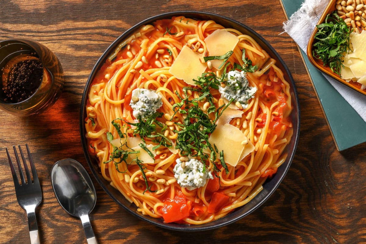 Würzige Spaghetti al Pomodoro mit Basilikumcremenocken und Pinienkernen