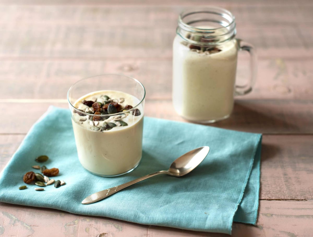 Zoete banaan-kiwismoothie met rozijnen-pittenmix