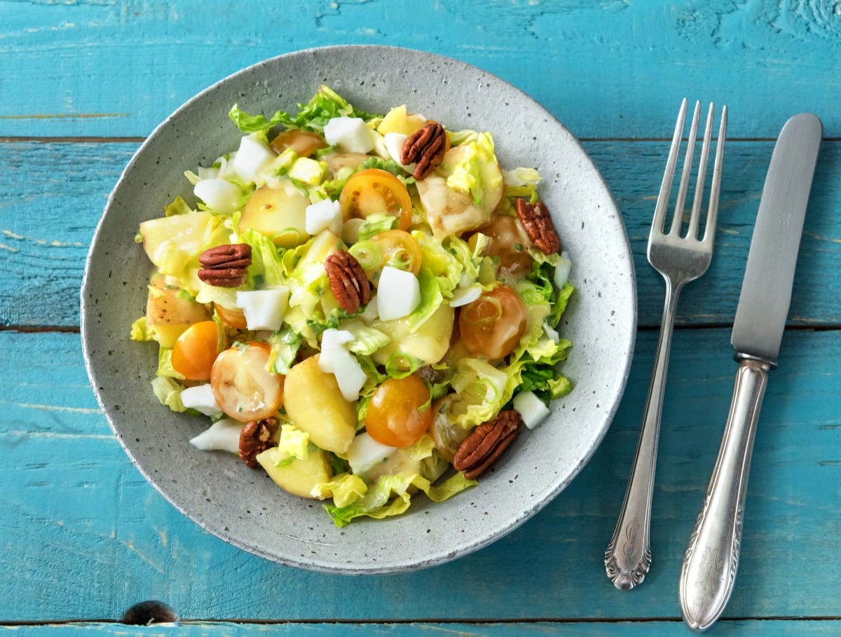 Zomerse krieltjessalade met sinaasappel-oreganodressing en ei