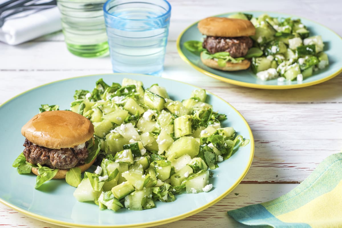 Zomerse meloensalade met broodje hamburger