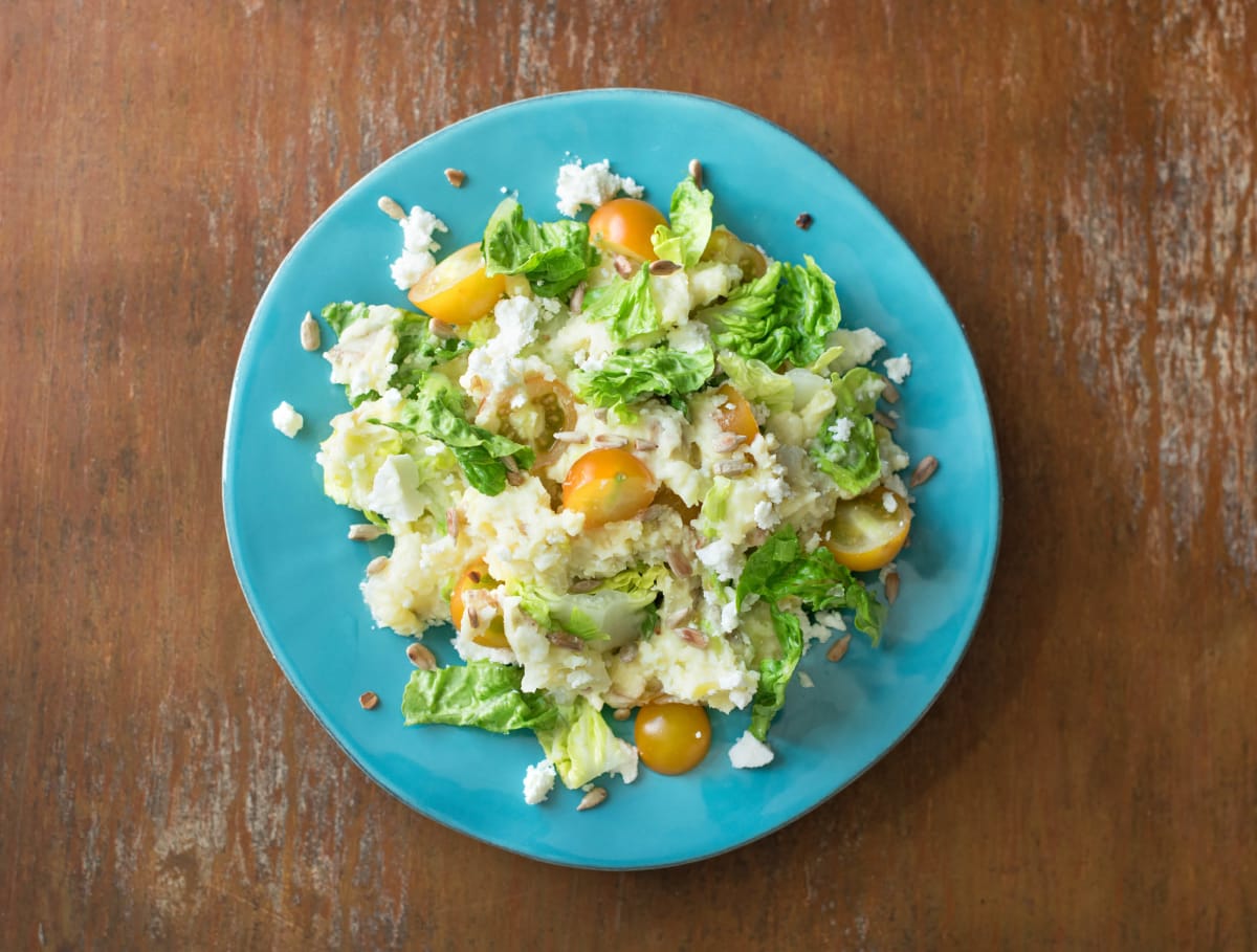 Zomerse stamppot met gele cherrytomaten, feta en zonnebloempitten