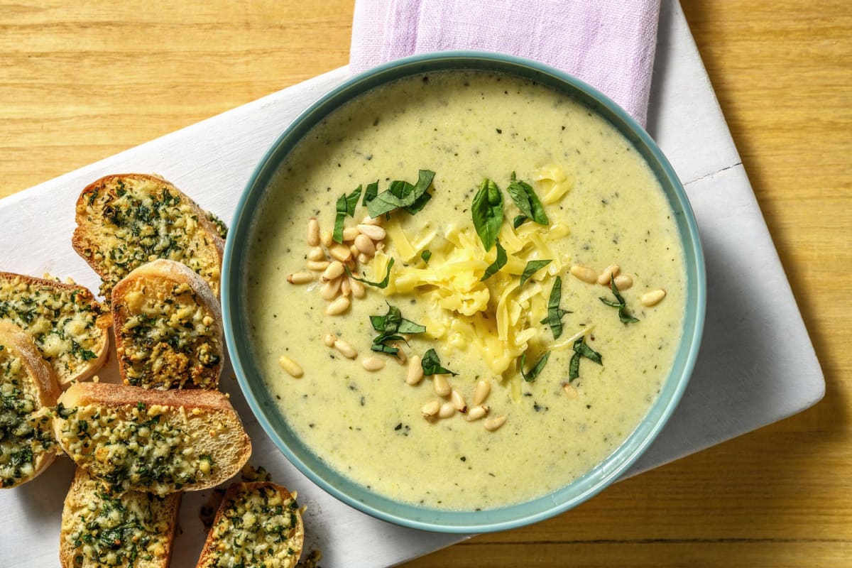 Zucchini-Kartoffel-Suppe mit Pinienkernen