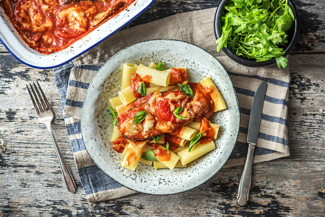 Berenjena asada en salsa de tomate con rigatoni y ensalada fresca