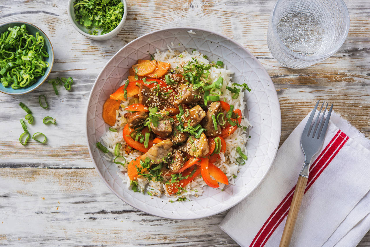 Cerdo asiático en salsa dulce con verduras salteadas, cilantro y arroz basmati