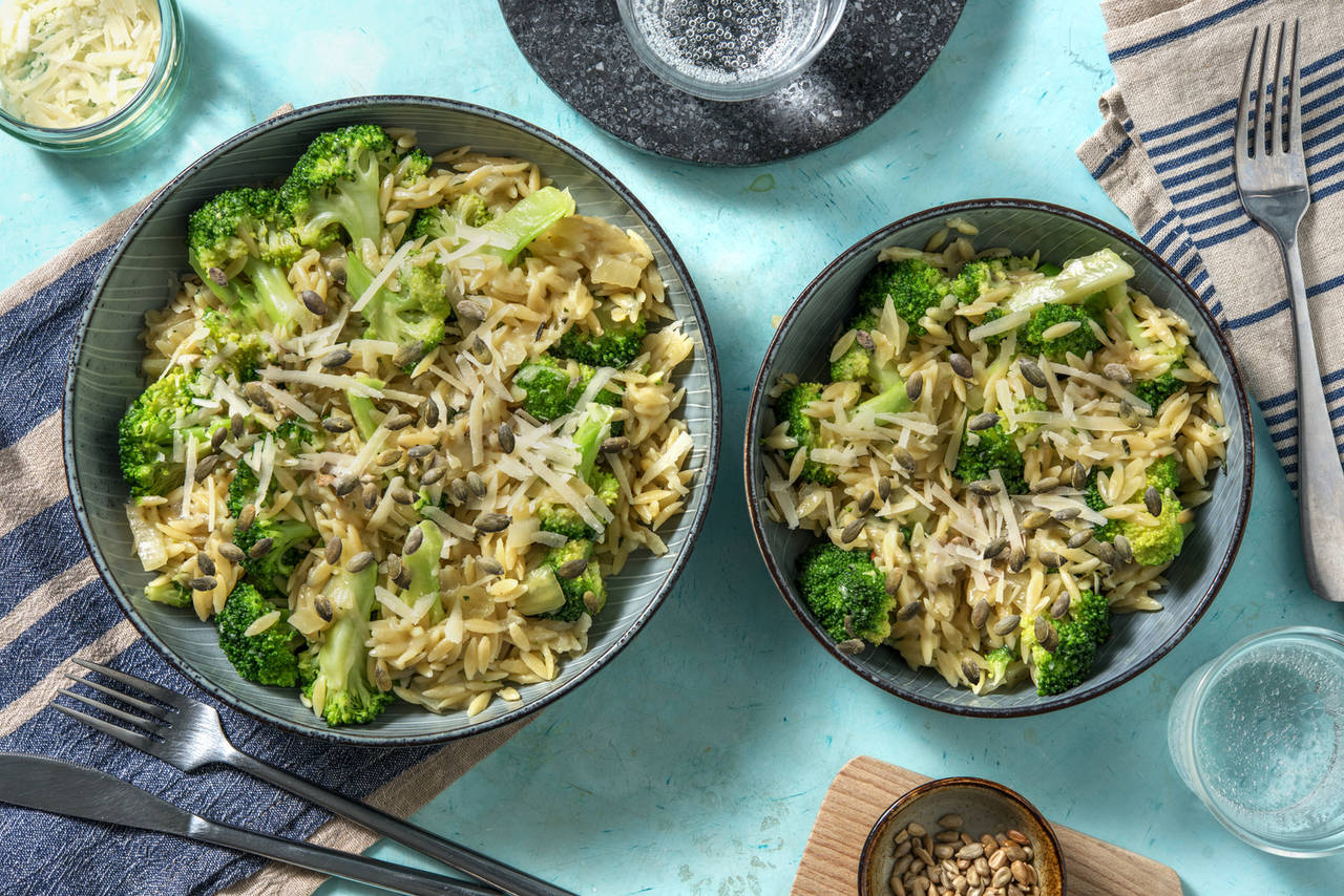 Orzo con brócoli y queso italiano con tomillo limonero y semillas de calabaza