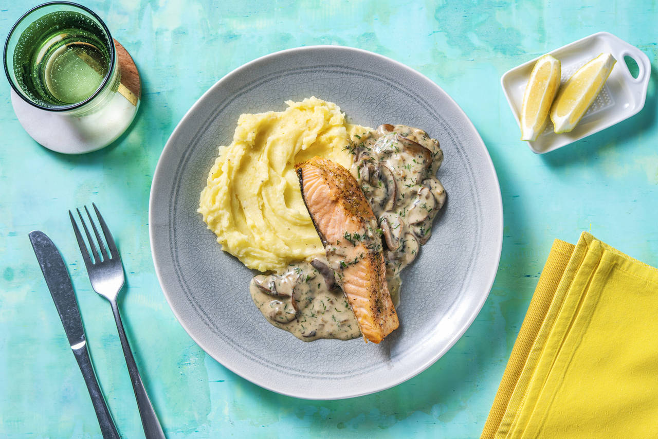 Salmón al horno con salsa de champiñones acompañado de puré de patatas con ajo confitado