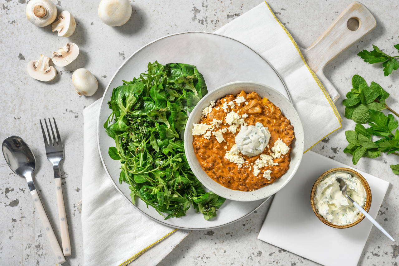Guiso rápido de lentejas y setas con crema de queso a la menta y ensalada de rúcula