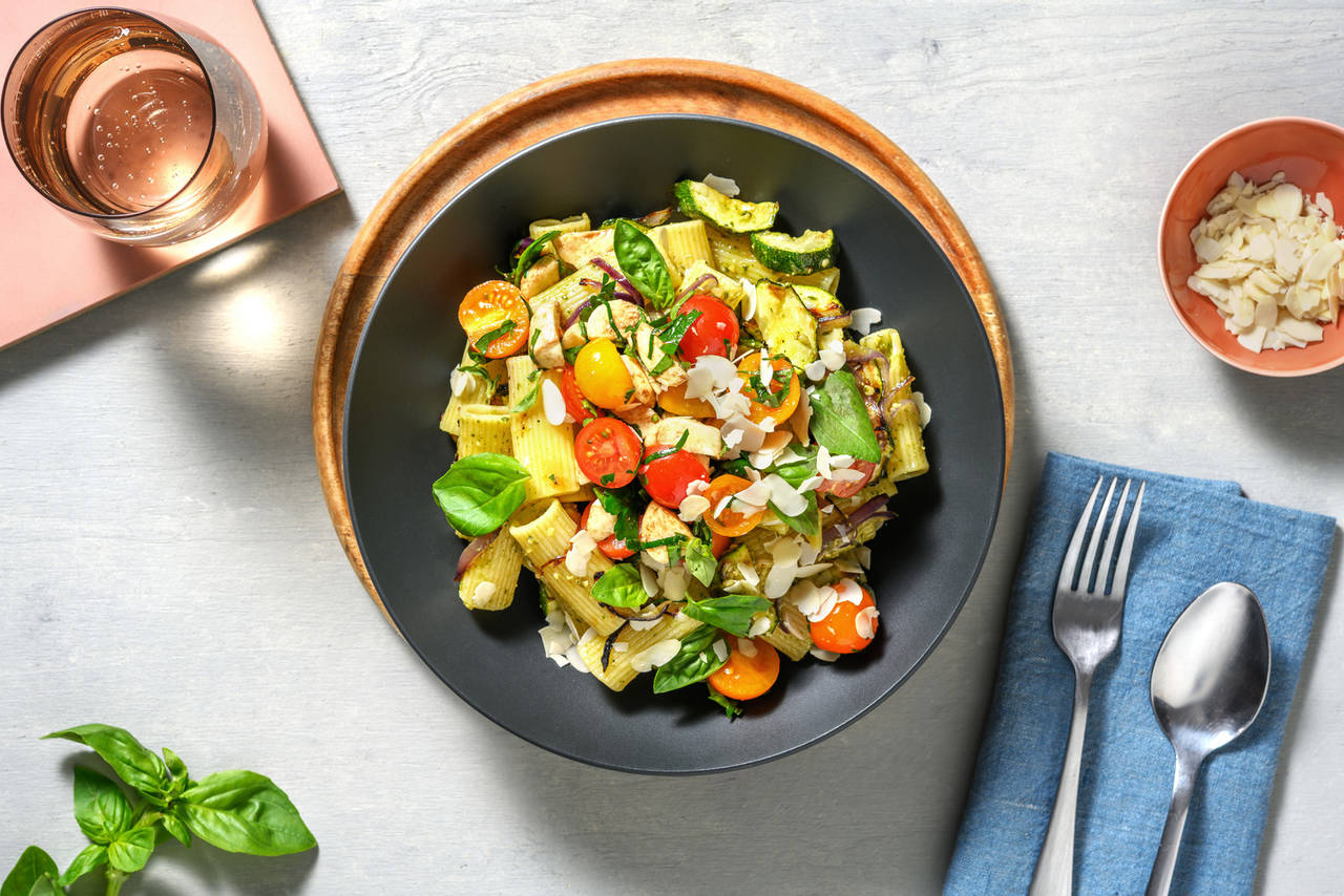 Ensalada de pasta rigatoni al pesto con mini queso mozzarella y tomates cherry