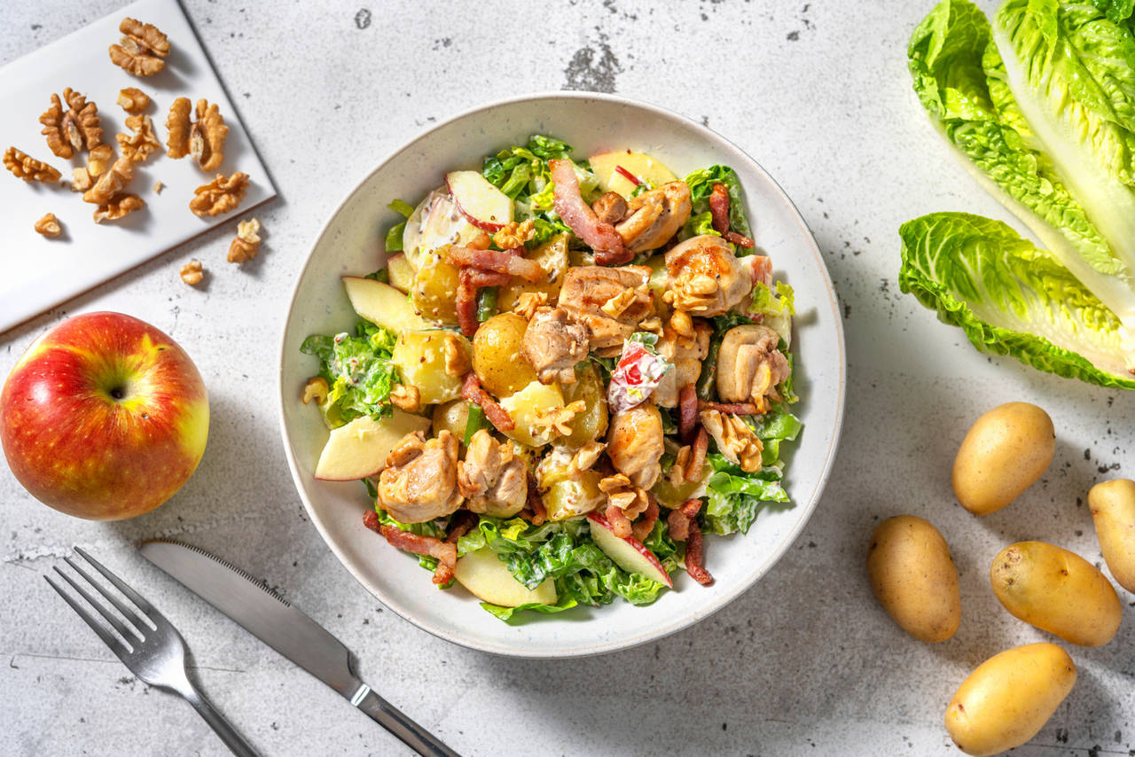 Ensalada estilo Waldorf con pollo, bacon crujiente y aderezo de mayonesa de mostaza