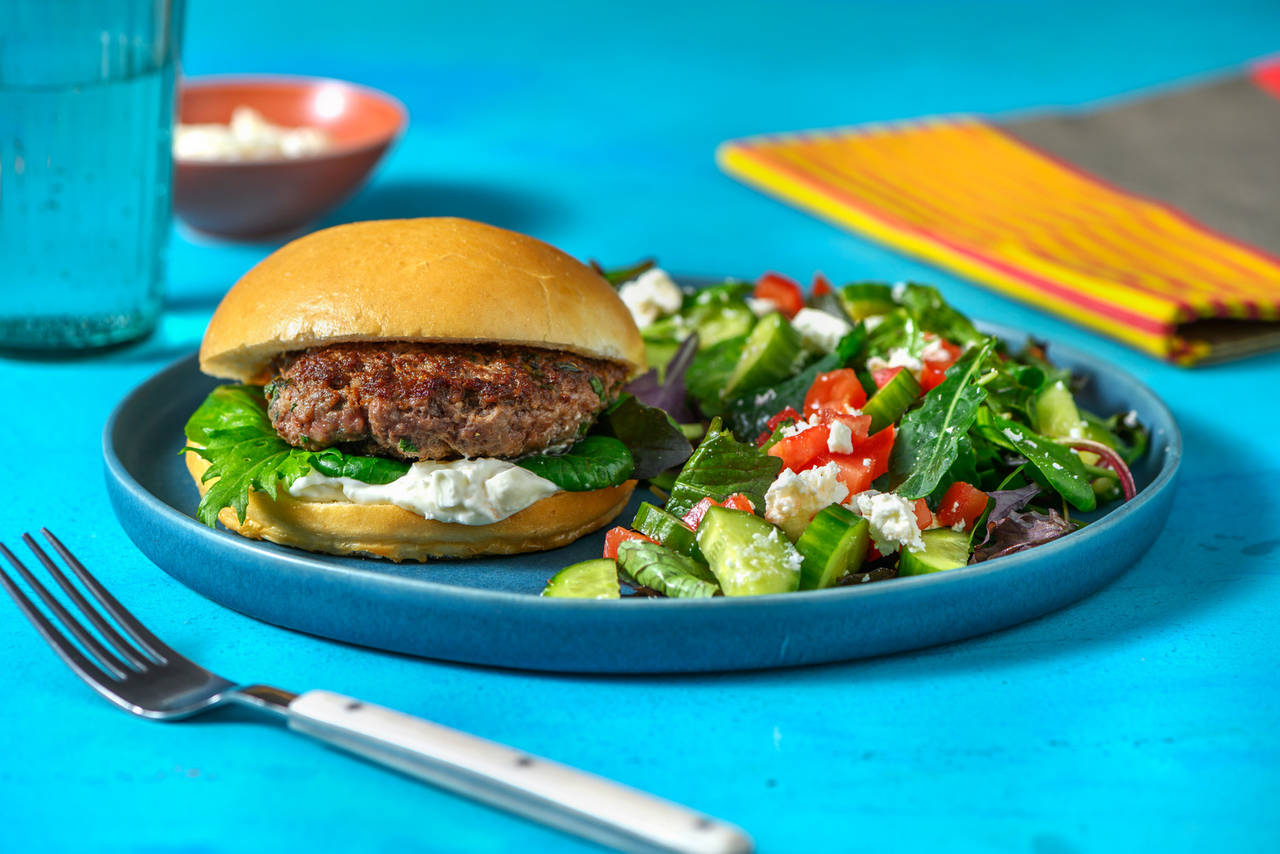 Hamburguesa casera de ternera con mayonesa y ensalada con queso griego