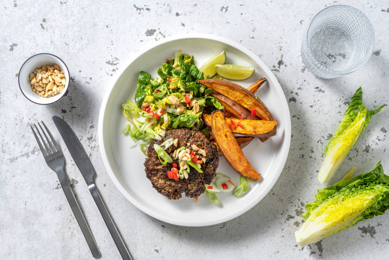 Hamburguesas a la plancha con especias tailandesas con bastones de boniato al horno y ensalada