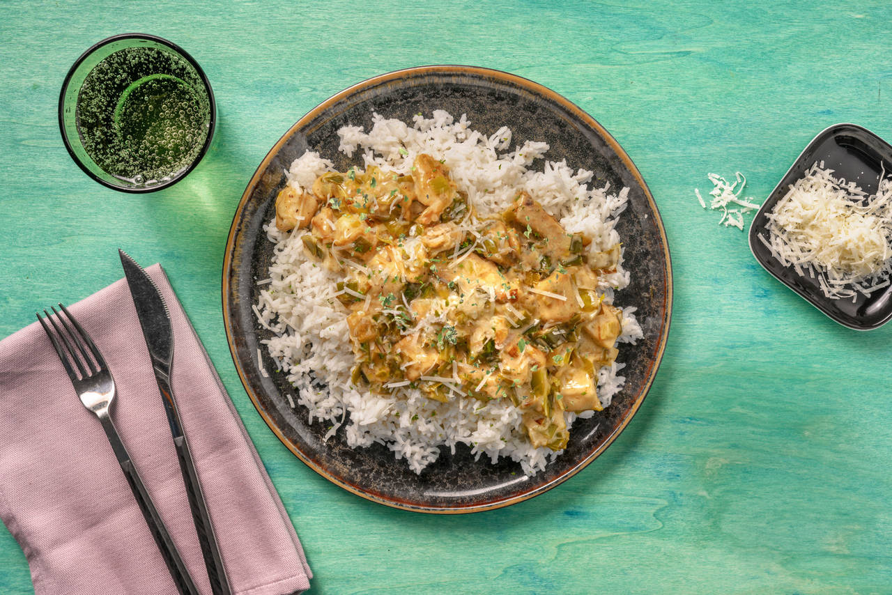 Pollo a la crema con puerro acompañado de arroz basmati y queso italiano curado