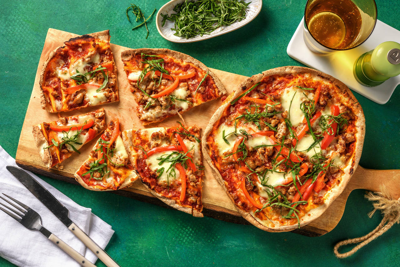 Pizza de carne picada, mozzarella y albahaca con pimiento y salsa de tomate